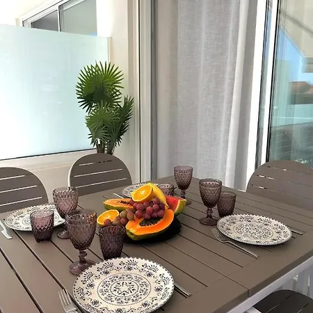 アパート New In Terazzas De Costa Adeje. Big Terrace With A Garden, Heated Pool And Private Parking アデヘ